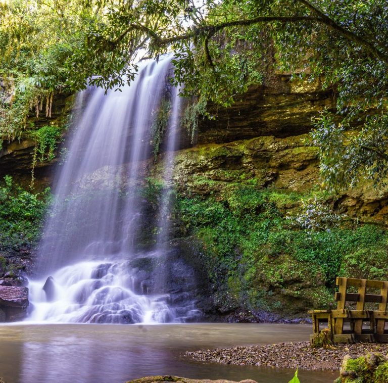 Foto real de Cascata e Caverna dos Bugres