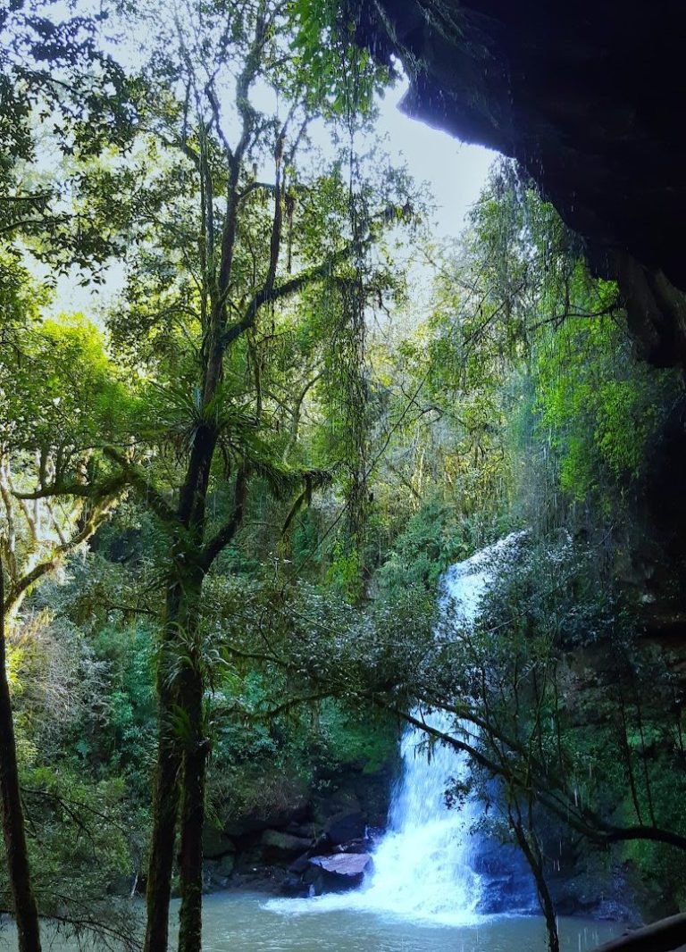 Foto real de Cascata e Caverna dos Bugres