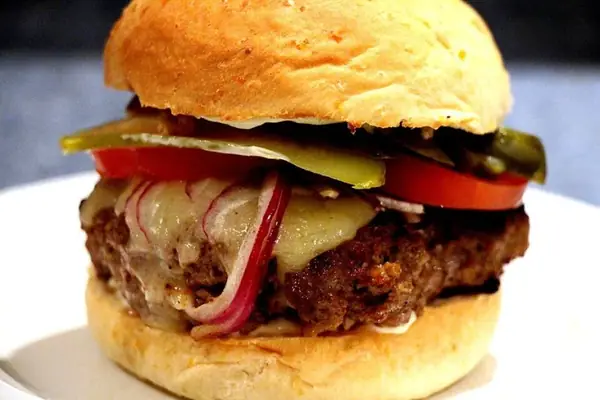 Burger com oferta 2 por 1 no Prime Gourmet Gramado